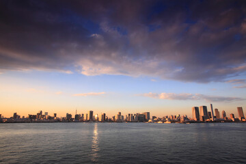 東京港と都心夕暮れパノラマ