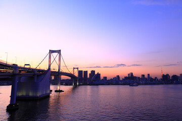 Fototapeta premium レインボーブリッジ夕焼け空パノラマ