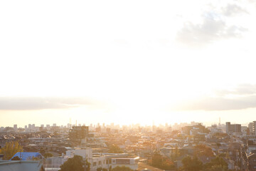 夕陽に照らされる街