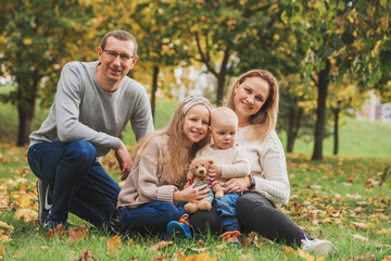 Fototapeta premium happy family on autumn picnic in park