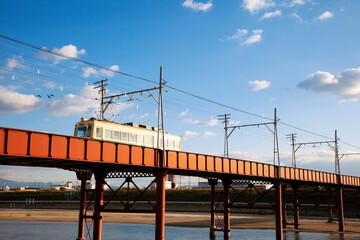 鉄橋を渡る路面電車