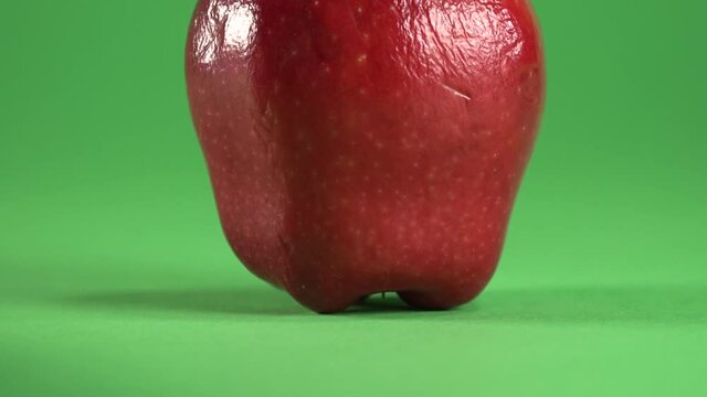 A red apple on a chroma background.