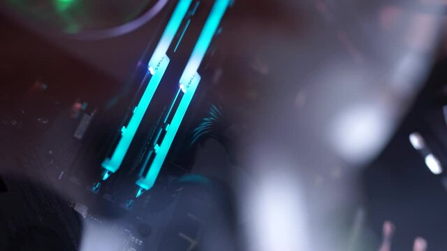 Moderner PC / Prozessor CPU, GPU RAM und Mainboard wird von einem RGB L&uuml;fter mit Luft gek&uuml;hlt.