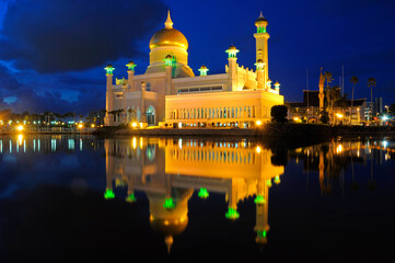 Fototapeta na wymiar mosque at night in Brunei