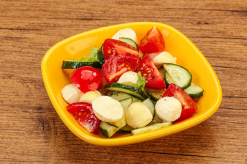 Salad with vegetables and mozzarlla