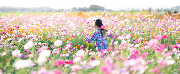 花畑で走る少女
