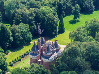 vue aérienne de château de Rambures dans la Somme en France