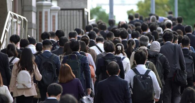 Commuters with face masks walking to work in Tokyo, JAPAN (コロナ禍の東京の通勤風景) / 4K