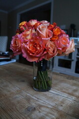 A bouquet of spring multicolored flowers in a basket. premiu
