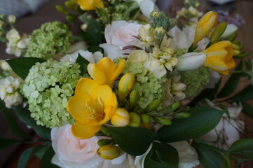 A bouquet of spring multicolored flowers in a basket. premiu
