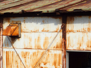 錆びたプレハブ小屋