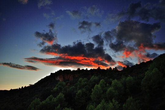 Embalse de sichar con nubes en la provincia de Castell&oacute;n de la plana en la comunidad valenciana, Espa&ntilde;a 