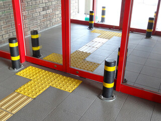 建物の自動ドアと点字パネル