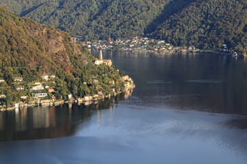 Fototapeta premium Vista di Morcote, Svizzera, dall'alto, con panorama autunnale e lago di Lugano