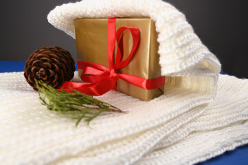 Obraz na płótnie Canvas Gift wrapping with knitted fabric