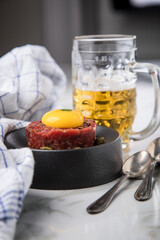Gourmet Rindertatar Beef Tatar roh aus Filet fettarm, Kapern, Eigelb, Zwiebeln auf Toast Brot und...