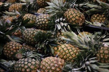 piñas en super mercado, pineapple in market mexico