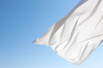 青空と白いカーテン