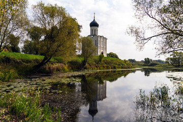 Obraz premium Church of the Intercession on the Nerl in the village of Bogolyubovo in Russia