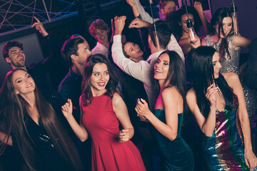 Photo portrait of funky group dancing together in nightclub