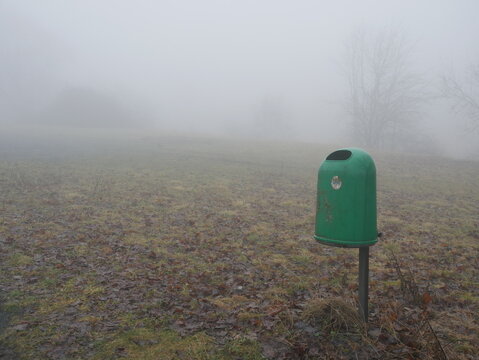 Muelleimer in dickem Nebel