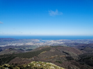 Fototapeta na wymiar Vue sur Hendaye et la côte basque, depuis les 3 Couronnes à Irun