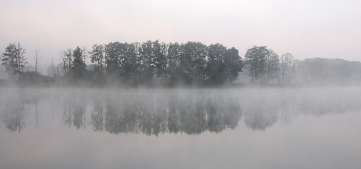 Jesienne mgły nad jeziorem