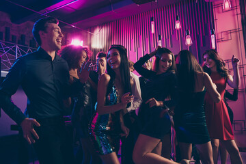 Photo portrait of guys and girl dancing together at nightclub laughing chilling having good mood