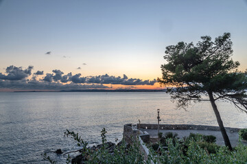 Coucher de soleil sur la baie des anges &agrave; Nice sur la C&ocirc;te d'Azur