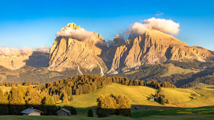 Seiser Alm, Alpe di Siusi, Südtirol mit Langkofel und Plattkofel in Wolken
