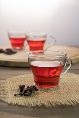 Tazza di vetro con bevanda rossa calda