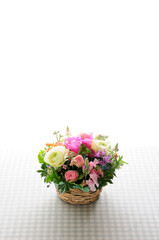 テーブル上のフラワーアレンジメント