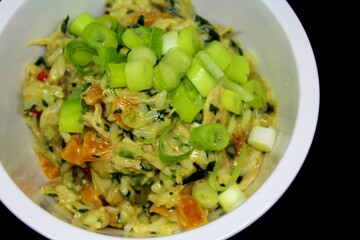 Bol de riz crémeux aux poulet et légumes