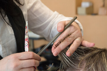 Obraz na płótnie Canvas Coupe de cheveux femme chez la coiffeuse