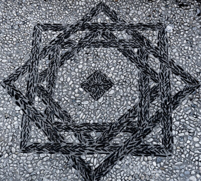 decoración mosaico en suelo empedrado, figuras geométricas