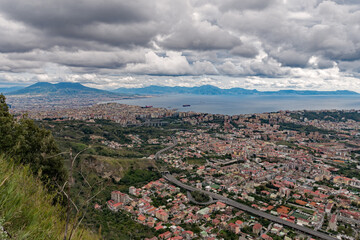 Fototapeta na wymiar Blick über die Stadt Neapel und den Vulkan Vesuv in Kampanien, Italien