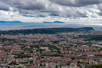 Fototapeta na wymiar Blick über Neapel bis nach Capri, Kampanien in Italien 