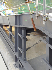 歩道橋の鉄骨階段の工事