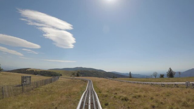 Vid&eacute;o acc&eacute;l&eacute;r&eacute;e du parcours de Luge d'&eacute;t&eacute; sur rail &agrave; la station de ski du Markstein &agrave; Oderen - Lautenbach, Alsace, Haut-Rhin, Grand-Est, France