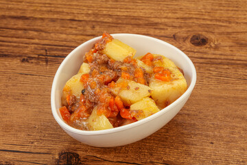 Roasted potato and beef with sauce