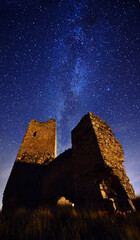 castillo con la via lactea de fondo