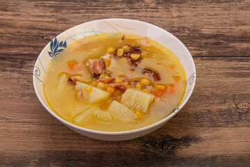 Pea soup with smoked ribs