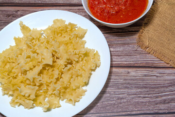cooked macaroni with fred tomato