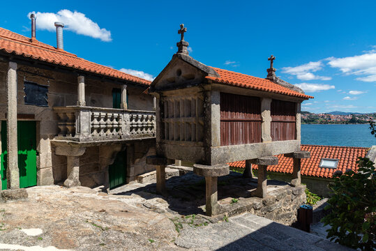 Vista del pueblo de Combarro a pie de mar o r&iacute;a, Galicia