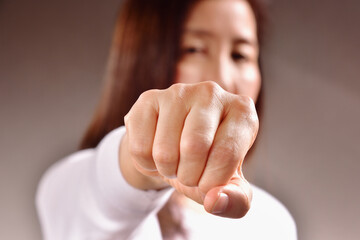 握りこぶしを突き出す女性のイメージ