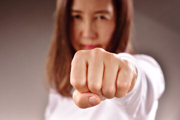 握りこぶしを突き出す女性のイメージ