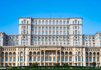 Fototapeta na wymiar Haus des Volkes (Casa Poporului) in Bukarest - Sitz des Senates und 2.-größtes Verwaltungsgebäude auf der Welt