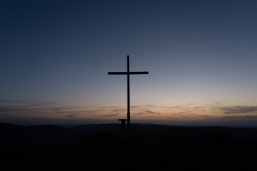 Obraz premium Allgäuer Gipfelkreuz während dem Sonnenuntergang