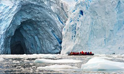 Huge icebergs in Antarctica © Nina