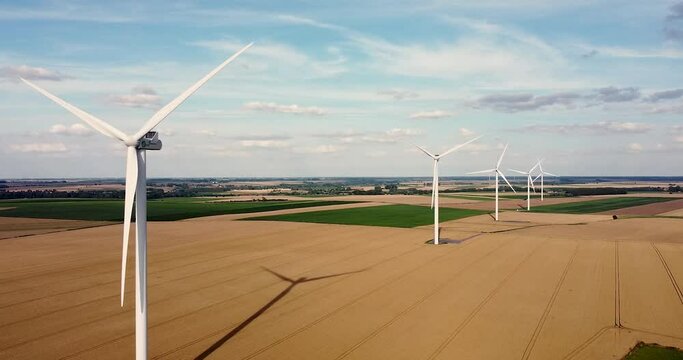 Vue a&eacute;rienne d'un parc d'&eacute;oliennes &agrave; hauteur de turbine, en plaine dans la campagne - Nord, Hauts-de-France, France